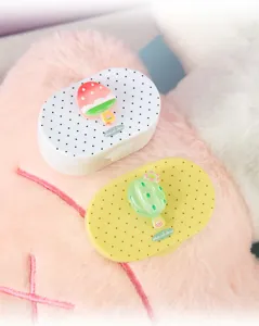 Detail van schattig contactlenzendoosje, draagbare dubbele doos met leuke hangertjes.