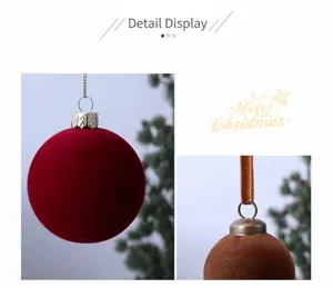 Fluwelen kerstballen detailweergave met zachte bevlokking en handige ophangkoordjes.