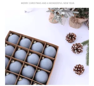 Gedetailleerd overzicht van de 15-delige fluwelen kerstballenset, mooi gepresenteerd in een doos.