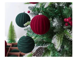 Detalle de bola de Navidad de terciopelo, adornos colgantes en tonos oscuros para árbol.