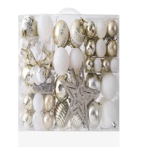 Detalle de bolas de Navidad, adornos surtidos de plástico dorado y blanco con estrella.