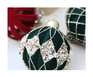 Bola de navidad decorativa colgante terciopelo cuentas primer plano decoración