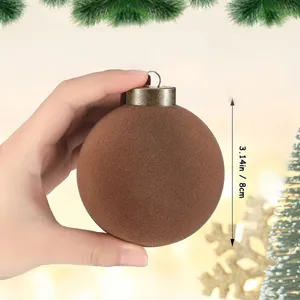 Geflockte bruine kerstbal, fluweelachtige hangende boomdecoratie van 8 cm voor de feestdagen.