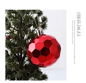 Bola de navidad roja facetada para colgar decoracion festiva para el arbol navideño.