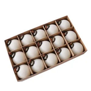 15-pack geflokte fluwelen kerstballen in doos voor boomdecoratie en feestelijke hangende ornamenten.
