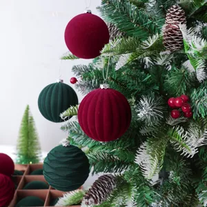 Bolas de Navidad de terciopelo 8cm 12pcs oscuras rojas y verdes adornos decorativos