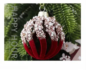 Exquisita bola de Navidad flocada roja con perlas y lentejuelas para decoración festiva.