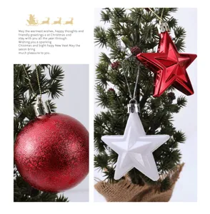 Vista detallada de adornos colgantes para árbol de navidad, bola brillante y estrellas.