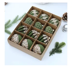 Vista detallada de bolas de navidad verdes floqueadas con cuentas doradas, set de 12 adornos.
