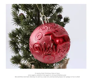 Bola de Navidad roja con purpurina y patrón en relieve para decoración de árbol festivo.