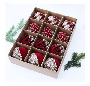 Vista detallada de bolas de navidad de terciopelo rojo en caja kraft con pino.