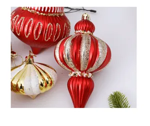 Détails de pendentif de décoration d'arbre de Noël, forme d'oignon rouge et or avec perles.
