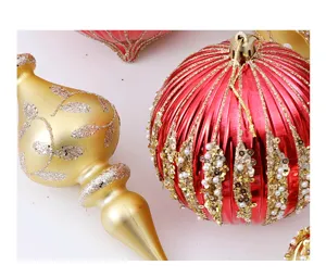 Boules de Noël décoratives rouges et dorées avec paillettes pour sapin de fête.