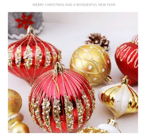 Détail en gros plan d'ornements suspendus pour sapin de fête, boules à paillettes et décors.