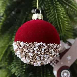 Preciosa bola de Navidad de terciopelo rojo decorada con perlas y lentejuelas.