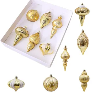 Ensemble de boules et suspensions de Noël dorées pour décorer le sapin et la maison en fête.