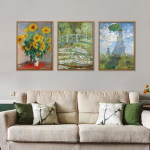 Detailansicht von drei vintage leinwand wandgemälden mit holzrahmen über dem sofaszene.