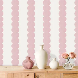 Détail de scène de papier peint rose avec décoration murale bohème et style chaleureux.
