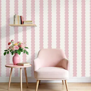 Vue détaillée du papier peint à rayures roses festonnées pour une ambiance bohème.