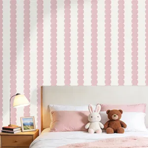Detail de papier peint a rayures rose sculptees en chambre, decoration murale boheme.