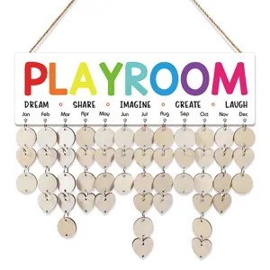 Hölzernes Spielzimmer Kalender Hängeschild mit Monatskärtchen und Holzscheiben für Kinderzimmer.