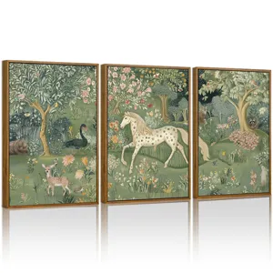 Gedetailleerd uitzicht op drie ingelijste vintage botanische kunstprints met groene bosdieren.