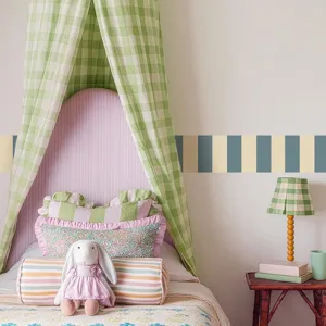 Vue détaillée d'un sticker mural à rayures verticales géométriques pour décor de chambre d'enfant.