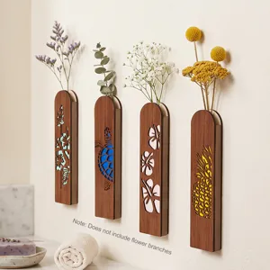 Detail de vase mural en bois style boheme avec des motifs creux de fleurs et de tortue.