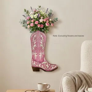 Detailansicht des rosa holzernen Cowboy Stiefel Wandbehangs mit geschnitzten hohlen Mustern.