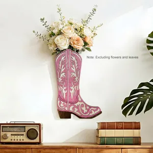 Rustikaler holz cowboy stiefel wandbehang vase, rosa hohle blumen wanddekoration zuhause.