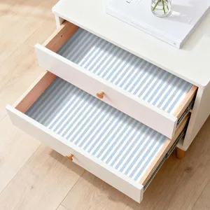 Blau und weiß gestreifte selbstklebende PVC Tapete für stilvolle Möbel und Wanddeko.