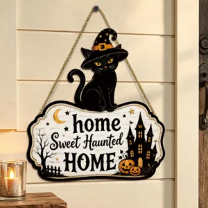 Nahaufnahme des Halloween Holzschildes mit schwarzer Katze und gruseligem Hexenschloss.