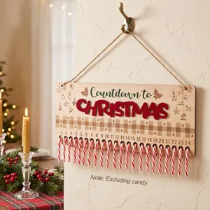 Detailaufnahme des holzernen Weihnachten Adventskalender Schildes mit festlicher Deko und Lochern.