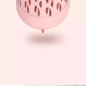 Detalle de caja de incienso antimosquitos rosa, diseño hueco creativo para el hogar.