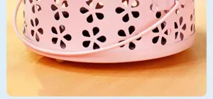 Detalle de portaincienso rosa, diseño de patrón de flores huecas, asa portátil resistente.