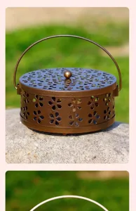 Porta espirales de mosquitos de metal con diseño floralado, bronce vintage, detalle.