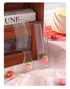 Schattige transparante glazen haarkam met aardbei, draagbare haarstylingstool voor dagelijks gebruik.