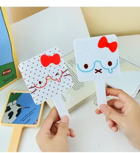 Specchio da trucco a mano con gatto cartone animato carino con design quadrato e fiocco.