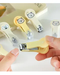 Gros plan détaillé du coupe-ongles pliable mignon avec motif d'ours, compact et pratique.