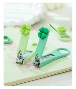 Coupe-ongles vert à quatre feuilles, outil de manucure portable mignon et créatif pour les soins.