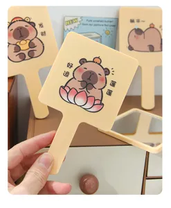Gros plan du miroir de poche mignon capybara avec impression adorable et poignée lisse.
