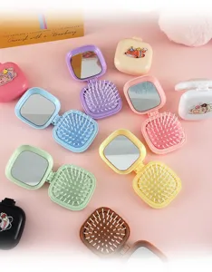 Brosse a cheveux mini pliante portable avec miroir integre et design de dessin anime.