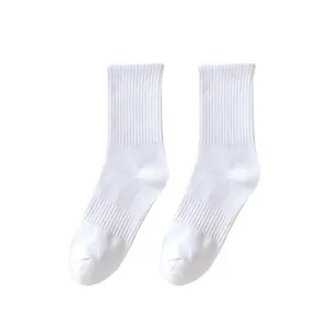 Plain white mid-tube men socks, breathable cotton material for daily sports and leisure wear.