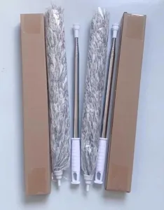 Ausziehbarer Mikrofaserstaubwedel Detail mit Teleskopstiel und flauschigem Reinigungskopf.
