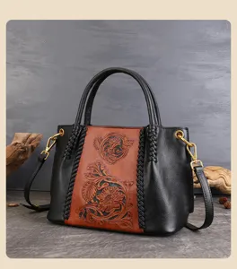 Handgesneden echt lederen tote bag met gevlochten handvatten en vintage bloemenontwerp.