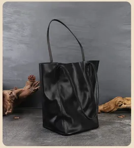 Vista dettagliata di una borsa a secchiello nera retrò di grande capacità per le donne.