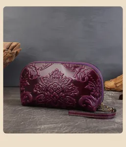 Sac pochette en cuir de vachette gaufré vintage, motif floral détaillé, élégant portefeuille femme.