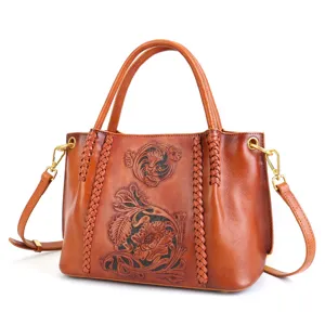 Vintage handtas van echt leer met prachtig uitgesneden bloemen en mooie gevlochten details.