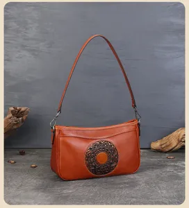 Sac à épaule en cuir élégant avec motif gaufré complexe et style rétro chic unique.