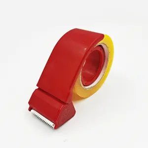 Dispenser manuale di nastro adesivo in plastica con rotolo di nastro per imballaggio.